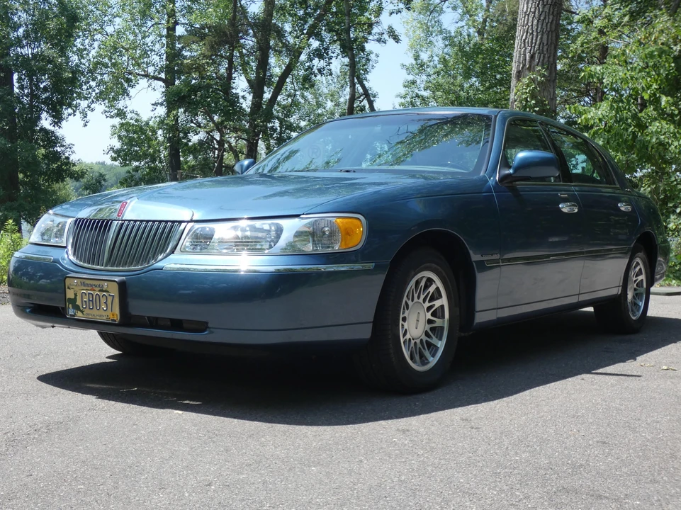 2002 Lincoln Town Car - Image 11 of 31