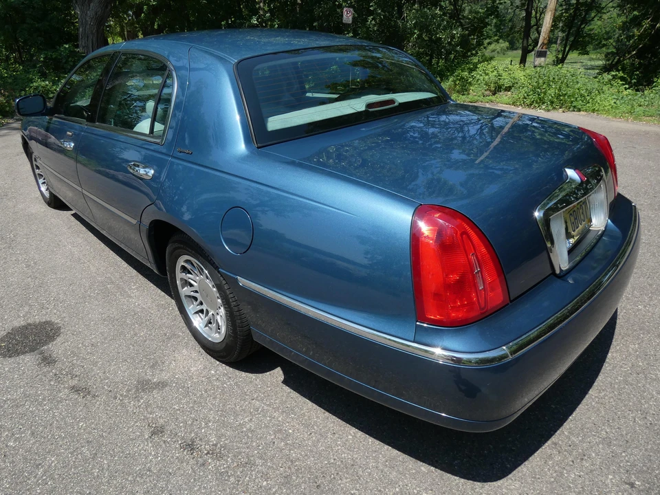 2002 Lincoln Town Car - Image 26 of 31