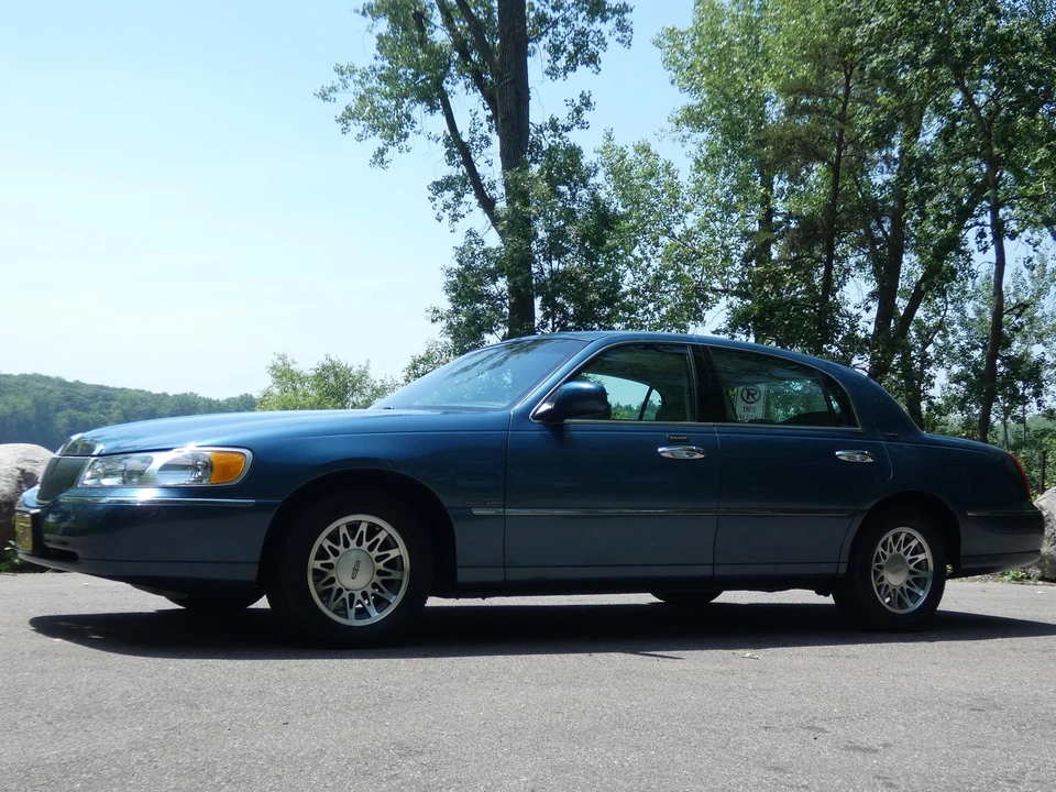 2002 Lincoln Town Car - Image 15 of 31