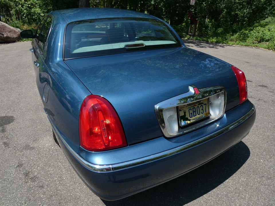 2002 Lincoln Town Car - Image 29 of 31