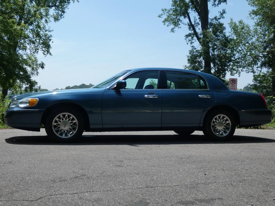 2002 Lincoln Town Car - Image 17 of 31