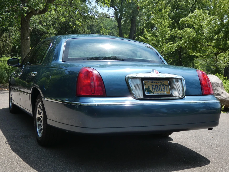 2002 Lincoln Town Car - Image 27 of 31