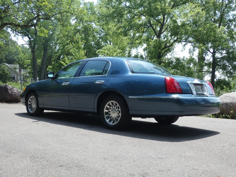 2002 Lincoln Town Car - Image 22 of 31