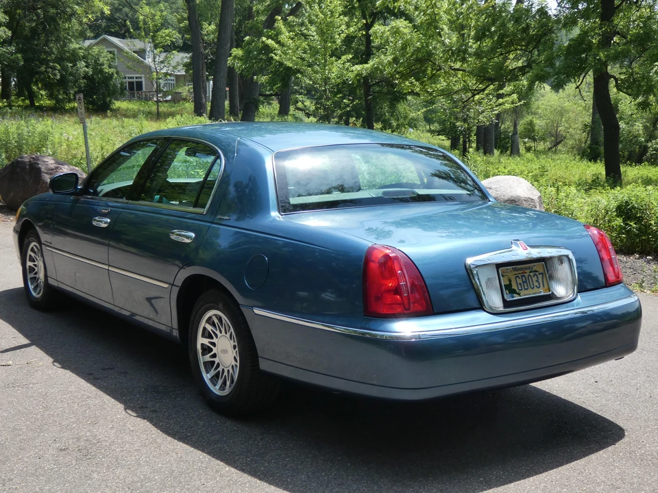 2002 Lincoln Town Car - Image 25 of 31