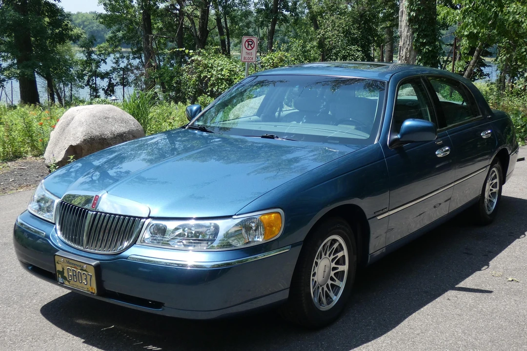 2002 Lincoln Town Car - Image 10 of 31