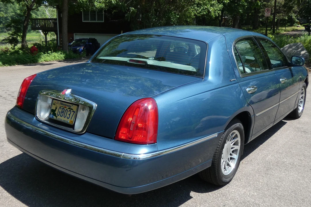 2002 Lincoln Town Car - Image 4 of 31