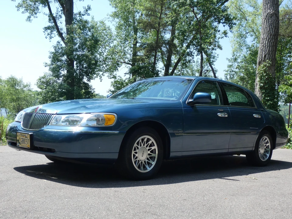 2002 Lincoln Town Car - Image 13 of 31