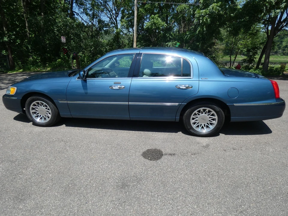 2002 Lincoln Town Car - Image 20 of 31