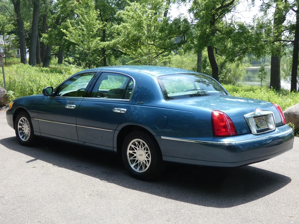 2002 Lincoln Town Car - Image 21 of 31