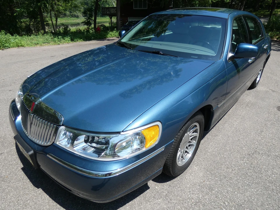 2002 Lincoln Town Car - Image 9 of 31