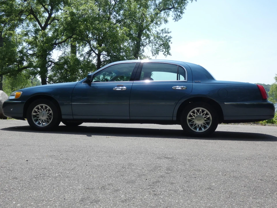 2002 Lincoln Town Car - Image 19 of 31
