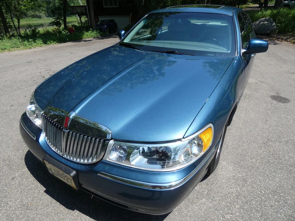 2002 Lincoln Town Car - Image 8 of 31