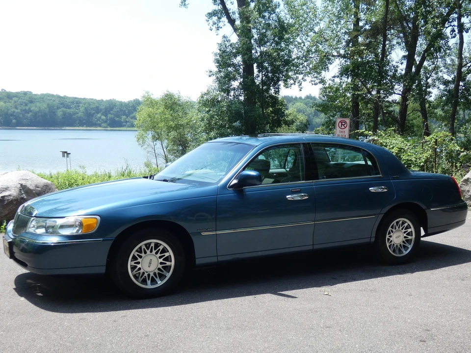 2002 Lincoln Town Car - Image 14 of 31