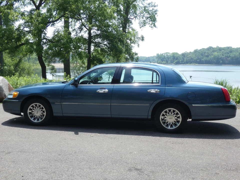 2002 Lincoln Town Car - Image 18 of 31