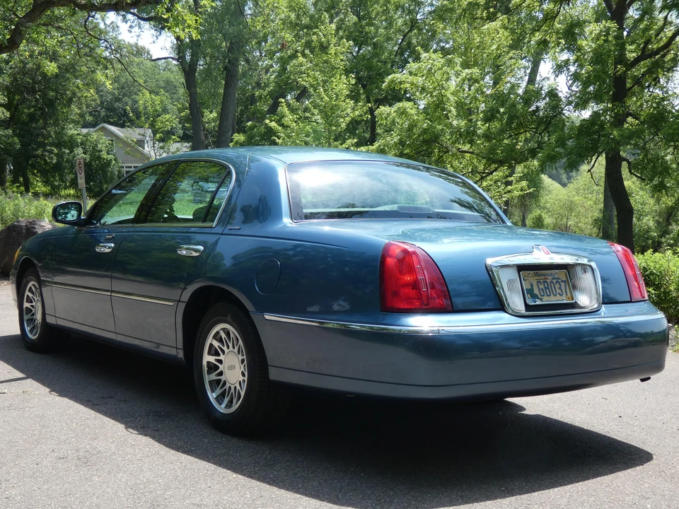 2002 Lincoln Town Car - Image 24 of 31