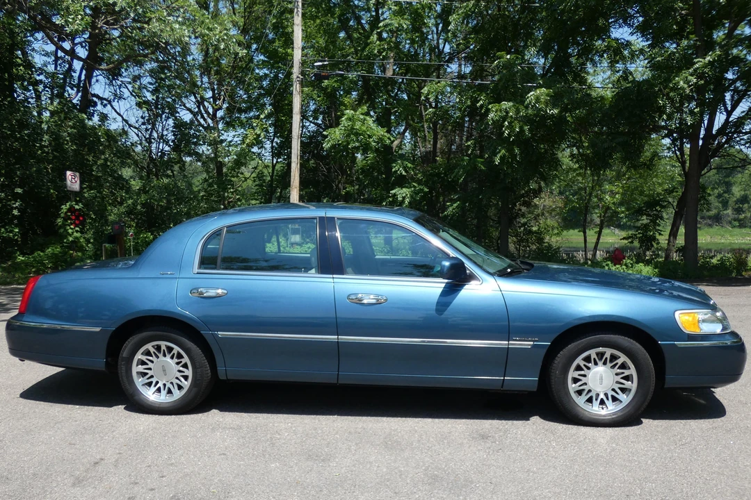 2002 Lincoln Town Car - Image 3 of 31