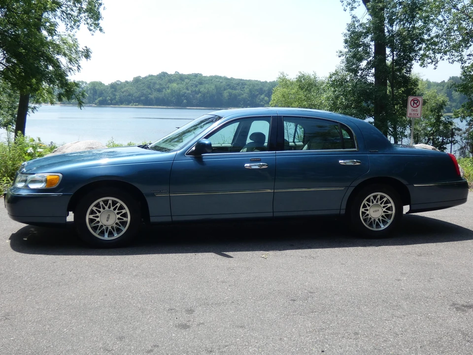 2002 Lincoln Town Car - Image 16 of 31