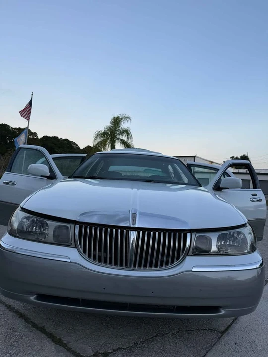 2002 Lincoln Town Car - Image 11 of 20