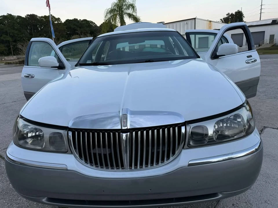 2002 Lincoln Town Car - Image 8 of 20