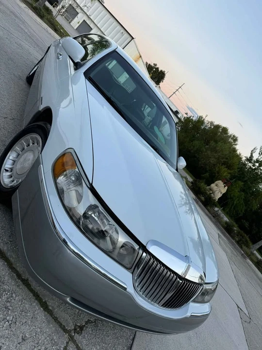 2002 Lincoln Town Car - Image 2 of 20