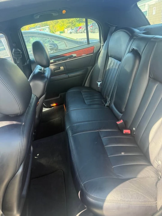 2002 Lincoln Town Car - Image 6 of 9