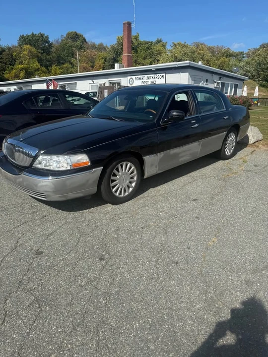 2002 Lincoln Town Car - Image 2 of 9