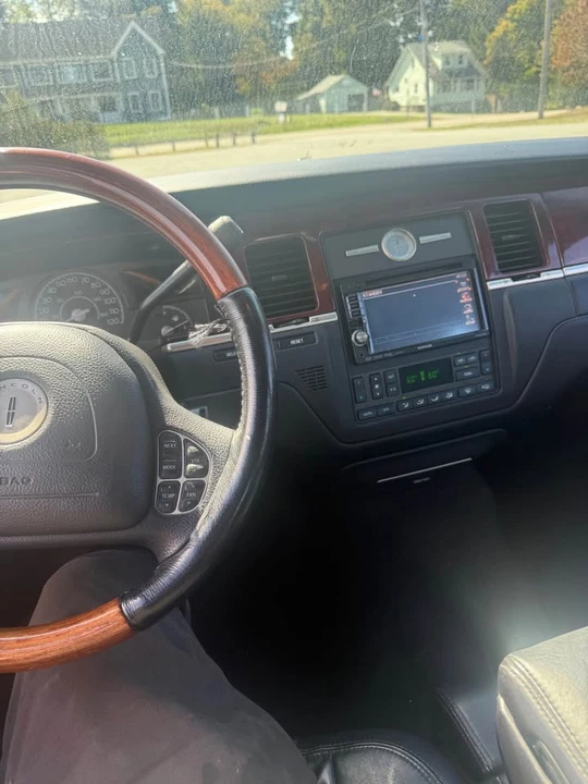 2002 Lincoln Town Car - Image 9 of 9