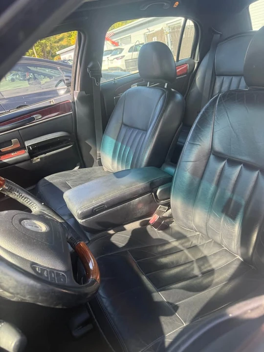 2002 Lincoln Town Car - Image 7 of 9