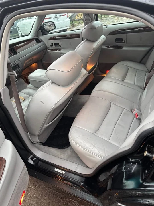 2002 Lincoln Town Car - Image 9 of 12