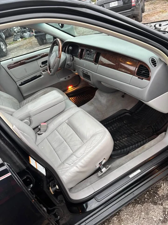 2002 Lincoln Town Car - Image 10 of 12