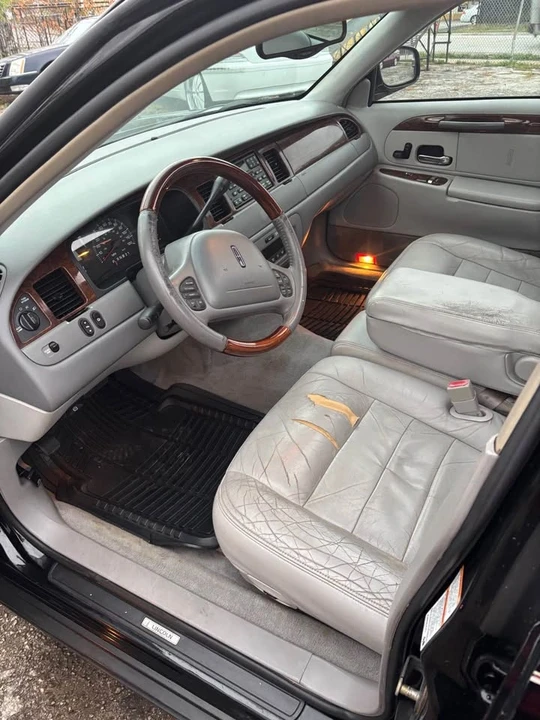 2002 Lincoln Town Car - Image 8 of 12