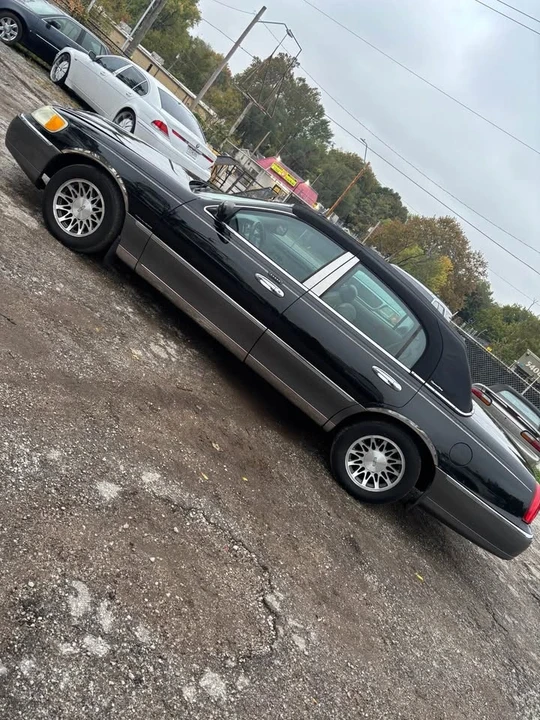 2002 Lincoln Town Car - Image 6 of 12