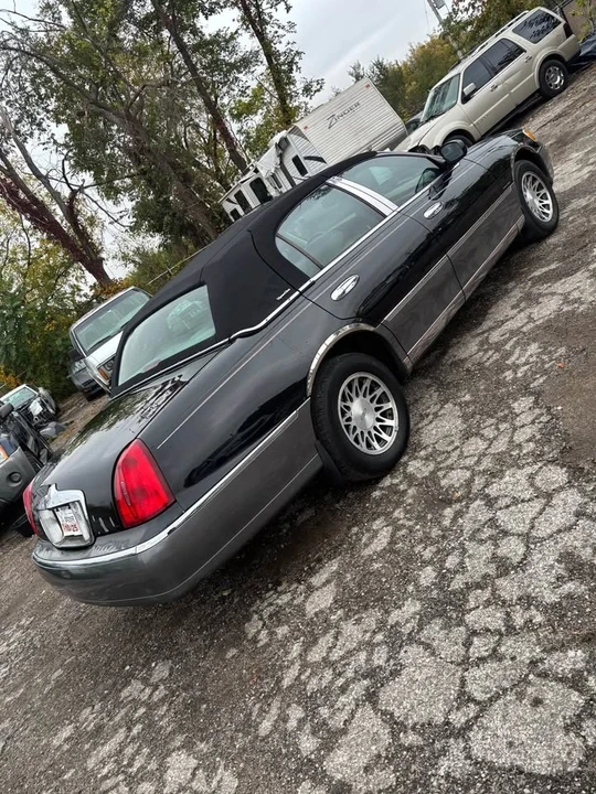 2002 Lincoln Town Car - Image 3 of 12