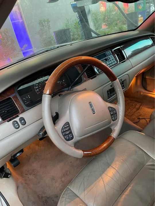 2002 Lincoln Town Car - Image 3 of 5