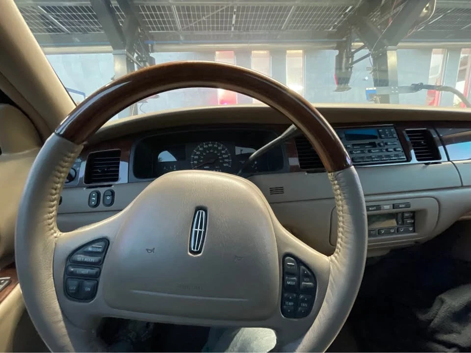 2002 Lincoln Town Car - Image 5 of 5