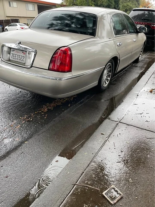 2002 Lincoln Town Car - Image 2 of 5