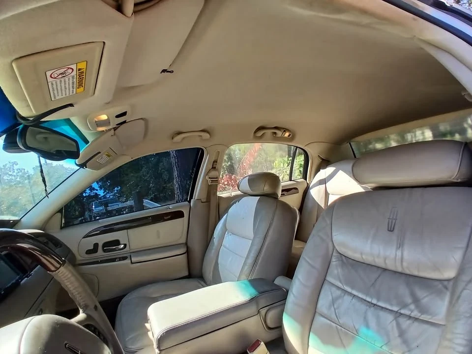 2002 Lincoln Town Car - Image 17 of 20