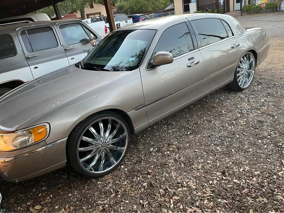 2002 Lincoln Town Car - Image 9 of 20