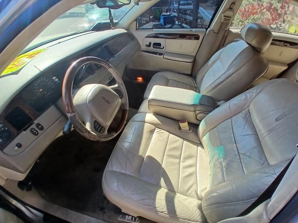 2002 Lincoln Town Car - Image 18 of 20