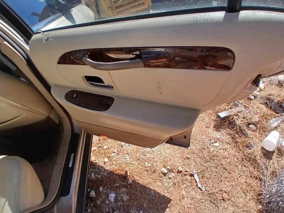 2002 Lincoln Town Car - Image 10 of 20