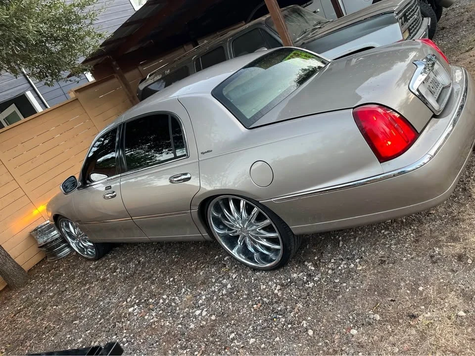 2002 Lincoln Town Car - Image 8 of 20