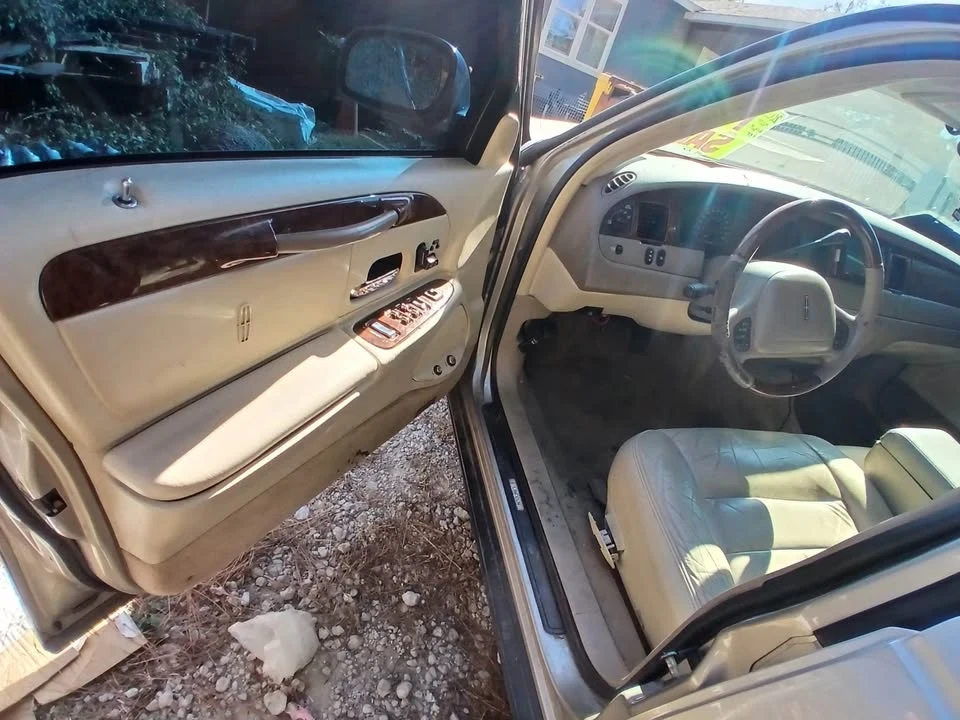 2002 Lincoln Town Car - Image 19 of 20