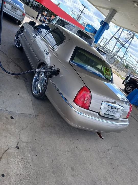 2002 Lincoln Town Car - Image 3 of 20
