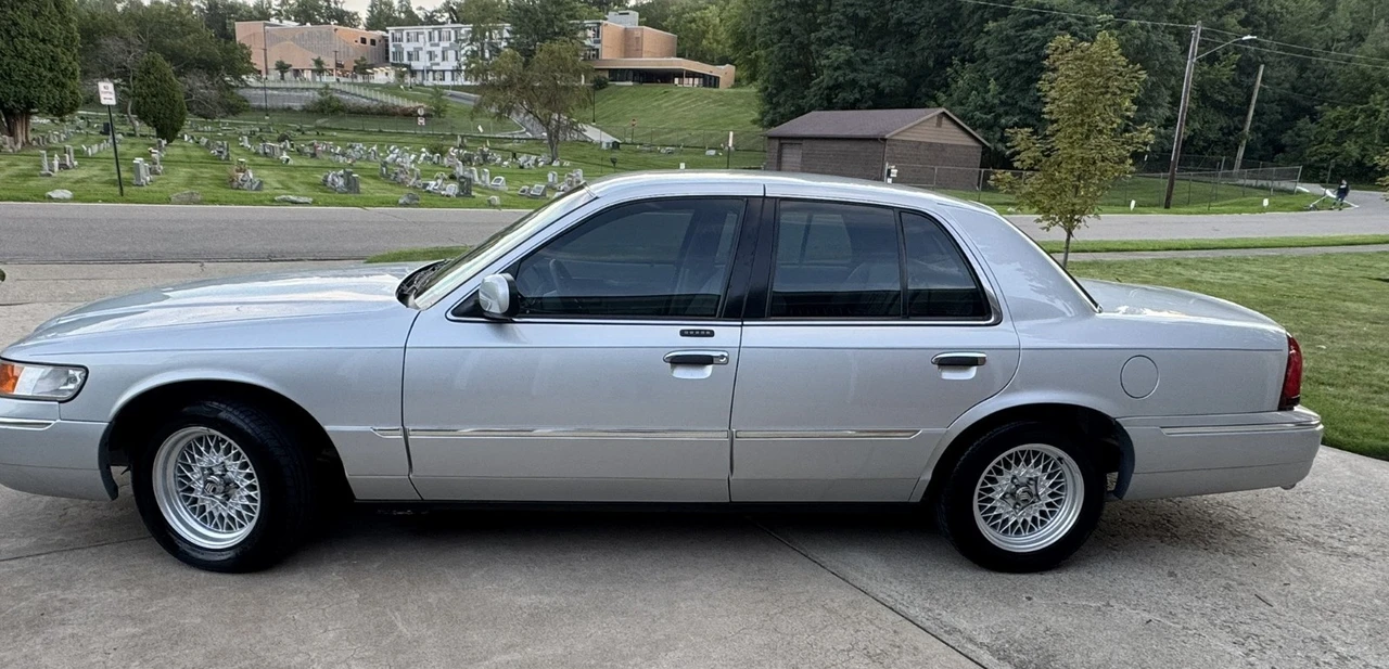 2002 Mercury Grand Marquis - Image 2 of 31