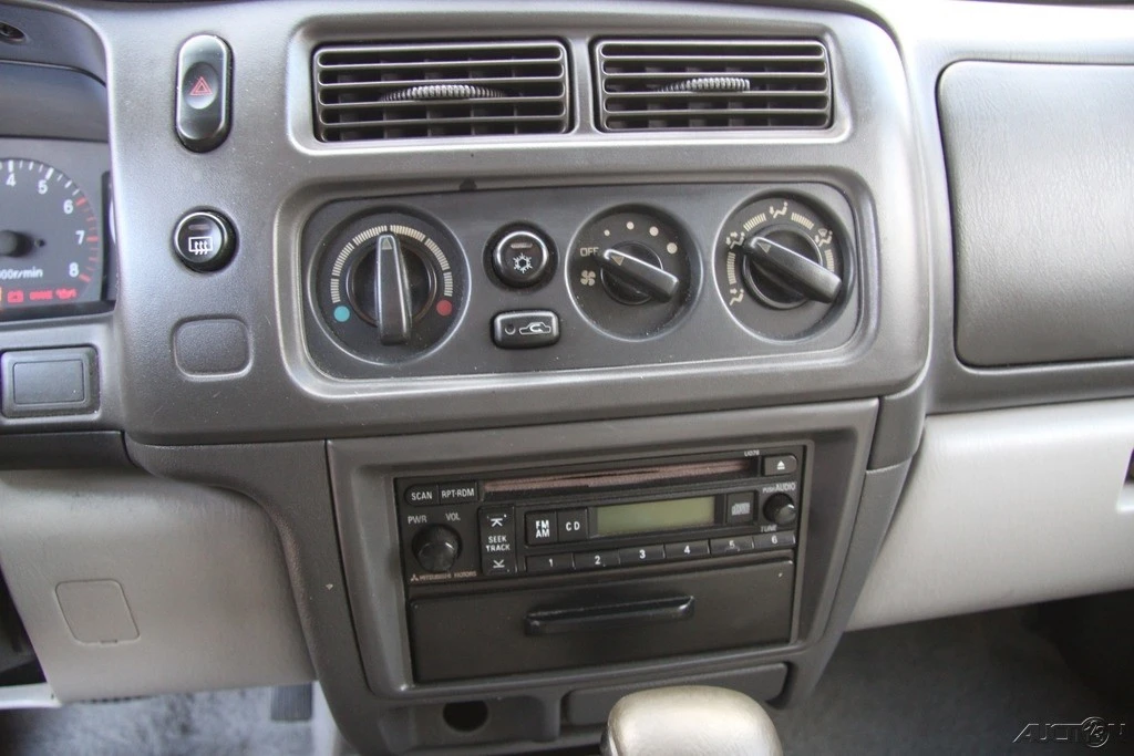 2002 Mitsubishi Pajero/Montero 3rd Gen - Image 15 of 21