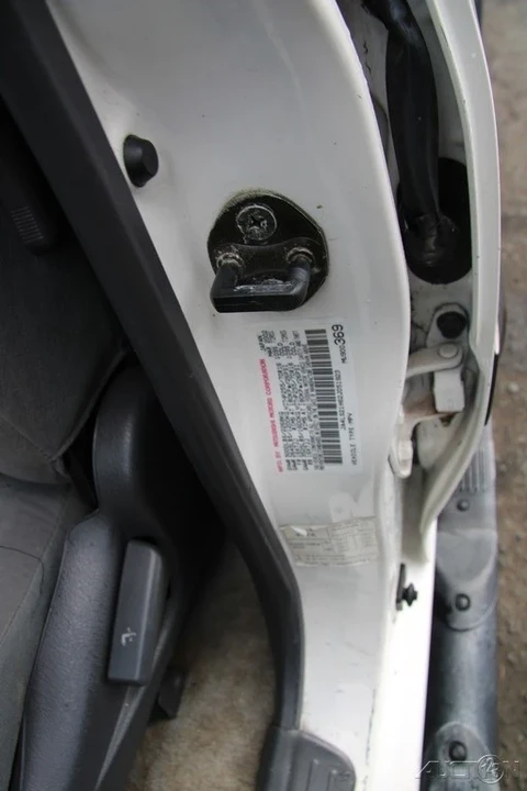 2002 Mitsubishi Pajero/Montero 3rd Gen - Image 10 of 21