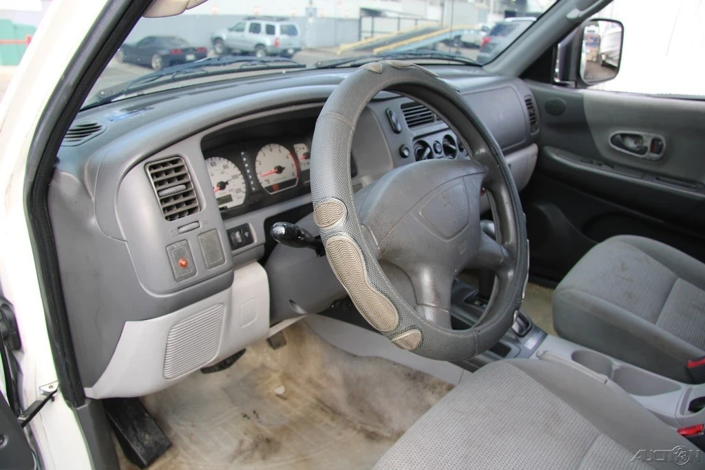 2002 Mitsubishi Pajero/Montero 3rd Gen - Image 13 of 21