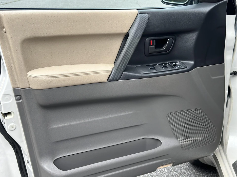 2002 Mitsubishi Pajero/Montero 3rd Gen - Image 29 of 31