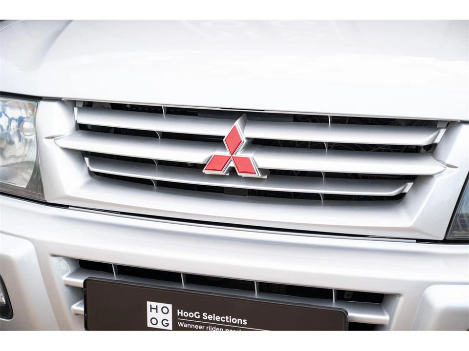2002 Mitsubishi Pajero/Montero 3rd Gen - Image 10 of 11