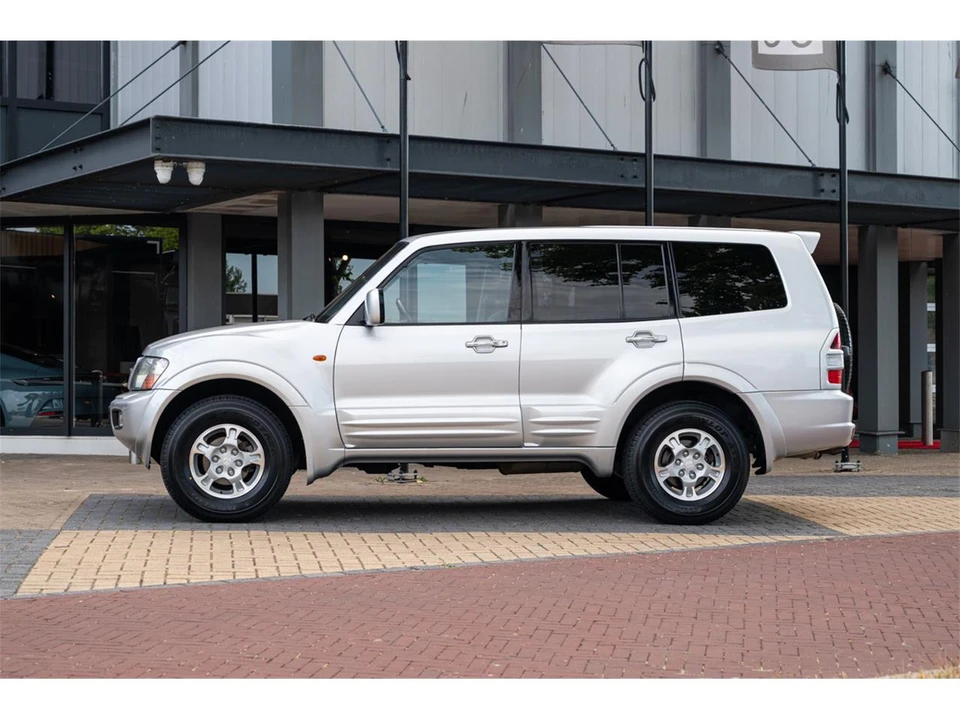 2002 Mitsubishi Pajero/Montero 3rd Gen - Image 2 of 11
